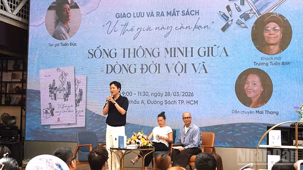 Quang cảnh buổi giao lưu, ra mắt sách. (Ảnh: Linh Bảo).