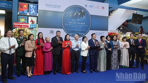 Các đại biểu chụp ảnh lưu niệm tại buổi lễ khai mạc. (Ảnh: Linh Bảo)