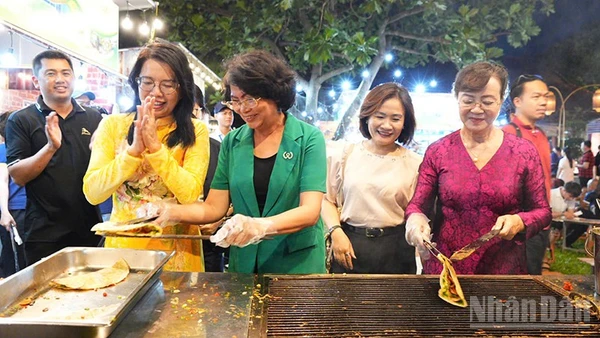 Các đại biểu tham quan gian hàng trong ngày khai mạc lễ hội. (Ảnh: Linh Bảo)