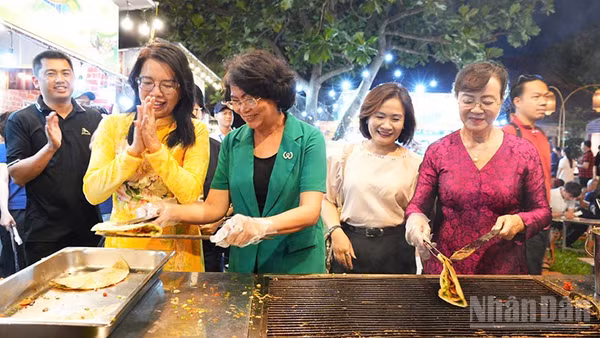 Các đại biểu tham quan gian hàng trong ngày khai mạc lễ hội. (Ảnh: Linh Bảo)