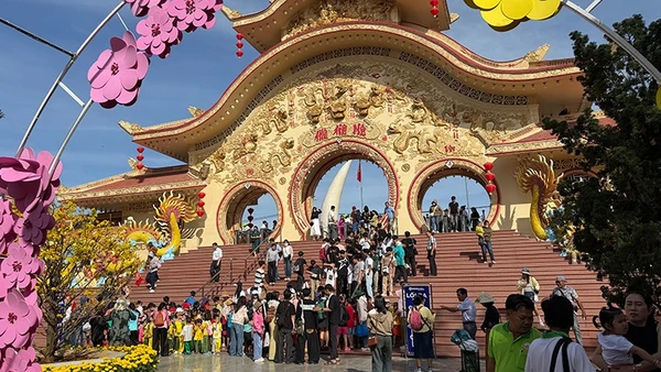 Khách tham quan xếp hàng vào cổng Suối Tiên trong dịp Tết Bính Ngọ 2026. (Ảnh: Thương Lê)