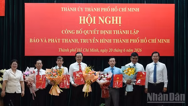 Lãnh đạo Thành phố Hồ Chí Minh tặng hoa chúc mừng Ban lãnh đạo Cơ quan Báo, Phát thanh và Truyền hình Thành phố Hồ Chí Minh. (Ảnh: Linh Bảo)