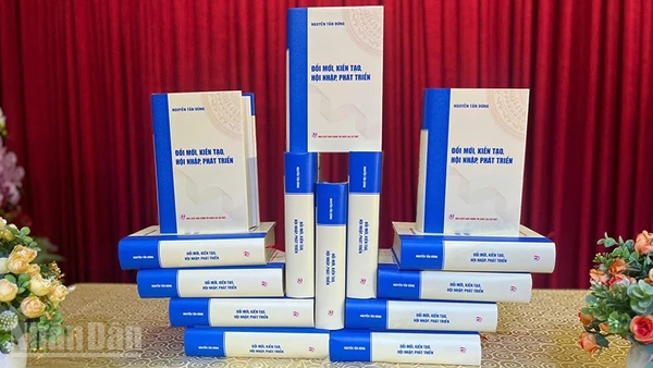 Bìa cuốn sách “Đổi mới, kiến tạo, hội nhập, phát triển” của đồng chí Nguyễn Tấn Dũng, nguyên Ủy viên Bộ Chính trị, nguyên Thủ tướng Chính phủ. (Ảnh: LINH BẢO)