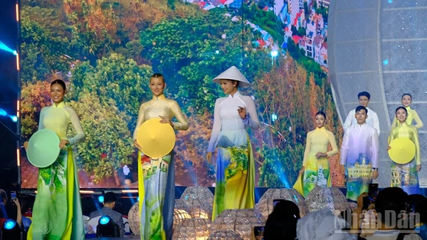 Các người mẫu trình diễn tại chương trình khai mạc Lễ hội Áo dài Thành phố Hồ Chí Minh lần thứ 12. (Ảnh: Thế Anh)