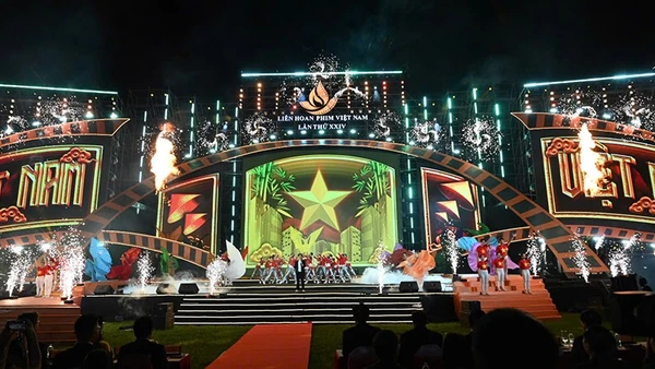 Tiết mục mở màn Lễ khai mạc Liên hoan phim Việt Nam lần thứ 24. (Ảnh: QUỐC THANH)