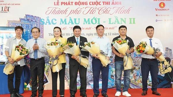 Ban tổ chức tặng hoa cho Ban giám khảo cuộc thi. (Ảnh: Ban tổ chức)