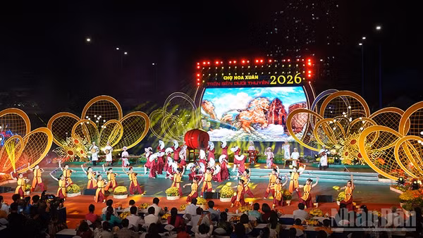 Tiết mục mở đầu chương trình khai mạc chợ hoa xuân "Trên bến dưới thuyền". (Ảnh: LINH BẢO)