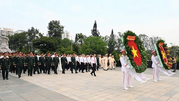Đoàn lãnh đạo Thành phố Hồ Chí Minh thực hiện nghi thức dâng hoa tại nghĩa trang liệt sĩ Thành phố Hồ Chí Minh. (Ảnh: Quốc Thanh)