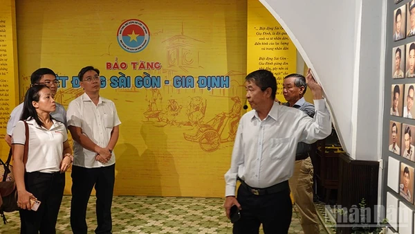 Du khách tham quan Bảo tàng Biệt động Sài Gòn-Gia Định. (Ảnh: Linh Bảo)