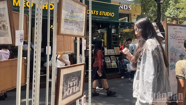 Triển lãm tranh “50 Spaces: Hà Nội-Huế-Sài Gòn” diễn ra đến ngày 9/4 tại Đường sách Thành phố Hồ Chí Minh. (Ảnh: LINH BẢO).