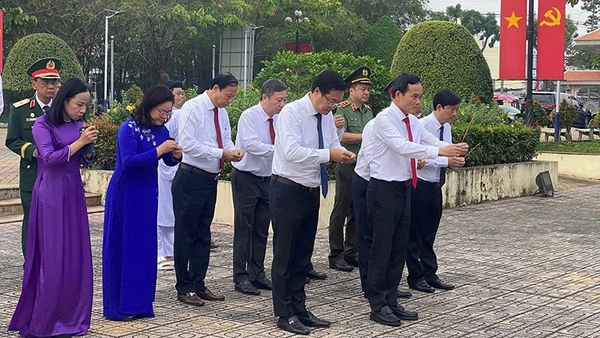 Các đại biểu dâng hương tại Di tích lịch sử cấp quốc gia Ngã Ba Giồng.(Ảnh: HỮU LONG).