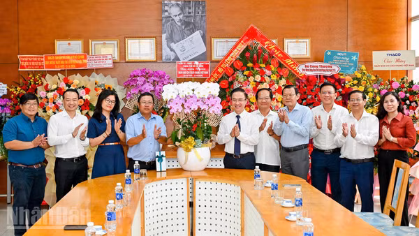 Đoàn đại biểu Thành ủy Thành phố Hồ Chí Minh chúc mừng tập thể Cơ quan đại diện tại khu vực miền nam. (Ảnh: Thế Anh)