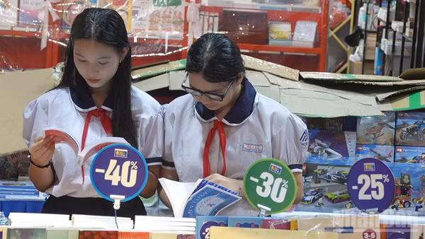 Các em học sinh tìm đọc sách mới tại Hội sách thiếu nhi Thành phố Hồ Chí Minh năm 2024. (Ảnh: Linh Bảo)