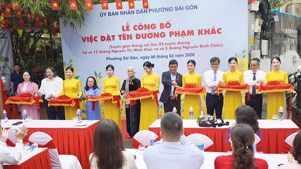 Các đại biểu thực hiện nghi thức khánh thành và công bố đặt tên đường Phạm Khắc. (Ảnh: Thanh Hằng)