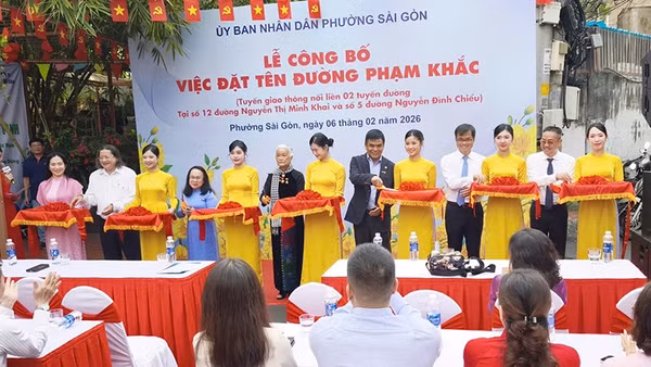 Các đại biểu thực hiện nghi thức khánh thành và công bố đặt tên đường Phạm Khắc. (Ảnh: Thanh Hằng)