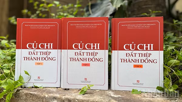 Bìa bộ sách "Củ Chi-Đất thép Thành đồng". (Ảnh: LINH BẢO)