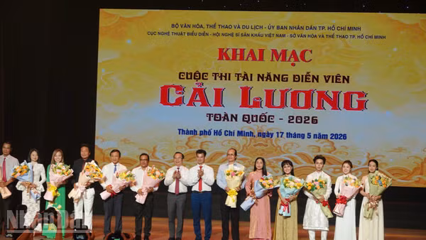 Các đại biểu tặng hoa cho đại diện các đơn vị có thí sinh tham gia cuộc thi. (Ảnh: Linh Bảo).
