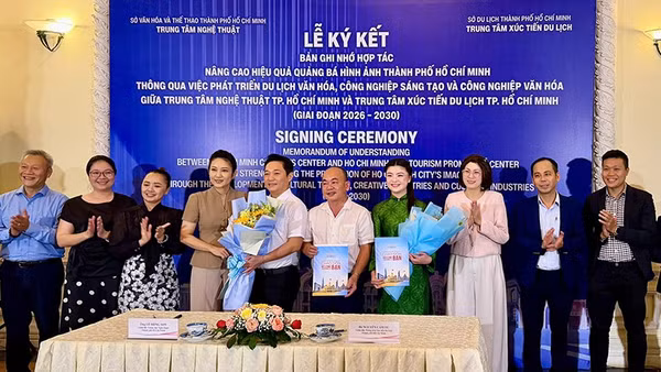 Hai bên chụp ảnh lưu niệm sau buổi ký kết. (Ảnh: Sở Du lịch)