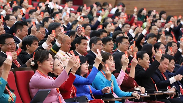Thanh Hóa Thực Hiện Thắng Lợi Nhiệm Vụ Then Chốt, Trọng Tâm Các Đại Biểu Biểu Quyết Thông Qua Nghị Quyết Đại Hội. (Ảnh: Ban Tổ Chức)