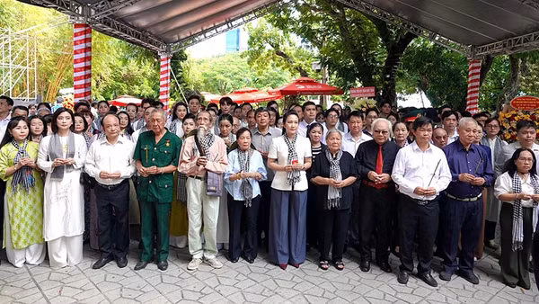 Các đại biểu, văn nghệ sĩ thắp hương tưởng nhớ Anh hùng nghệ sĩ tại Công viên Lê Thị Riêng. (Ảnh: Thúy Bình)