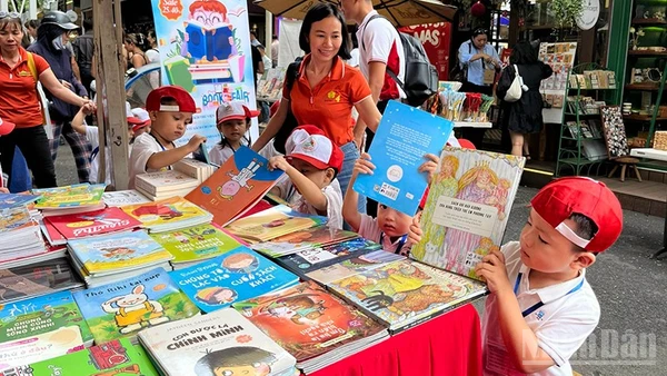 Các em nhỏ tham quan Đường sách Thành phố Hồ Chí Minh. (Ảnh: LINH BẢO)