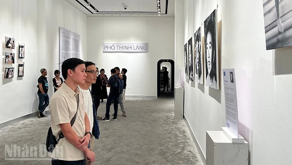 Nhiều bạn trẻ tham quan triển lãm nghệ thuật "Phổ thinh lặng". (Ảnh: Linh Bảo)