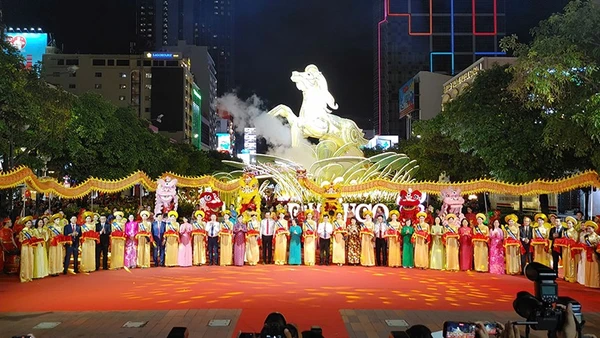 Các đại biểu thực hiện nghi thức khai mạc. (Ảnh: Hữu Long).