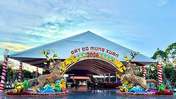 Quảng trường nhà lưu niệm Võ Thị Sáu, xã Đất Đỏ được trang trí ấn tượng. (Ảnh: Ban tổ chức).