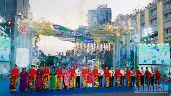 Các đại biểu thực hiện nghi thức cắt băng khai mạc Lễ hội. (Ảnh: LINH BẢO)