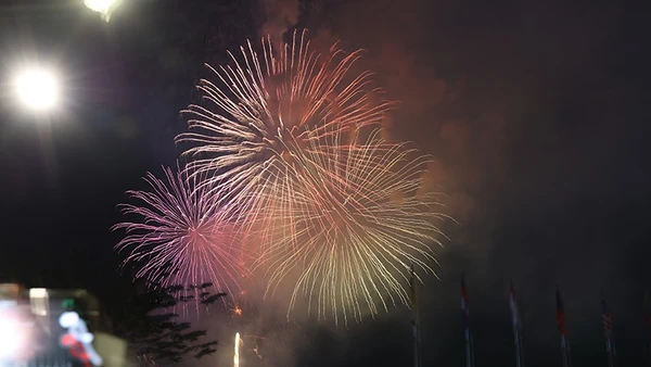 Pháo hoa rực rỡ trên bầu trời Thành phố Hồ Chí Minh trong thời khắc giao thừa. (Ảnh: Hiếu An)