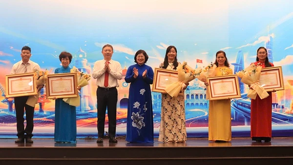 Lãnh đạo Thành ủy Thành phố Hồ Chí Minh trao Bằng khen của Thủ tướng Chính phủ cho các tập thể, cá nhân. (Ảnh: Trinh Trinh)