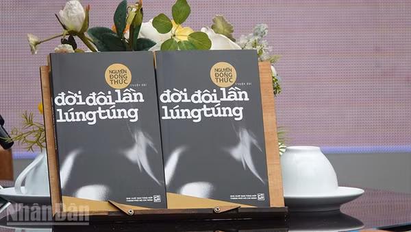 Bìa cuốn sách "Đời đôi lần lúng túng" của nhà văn Nguyễn Đông Thức. (Ảnh: Linh Bảo)