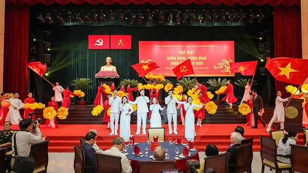 Chương trình văn nghệ tại buổi họp mặt. (Ảnh: Hoàng Triều)