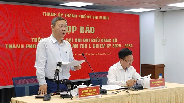 Đồng chí Dương Anh Đức, Trưởng Ban Tuyên giáo và Dân vận Thành ủy Thành phố Hồ Chí Minh thông tin một số nội dung cơ bản về Đại hội đại biểu Đảng bộ Thành phố Hồ Chí Minh lần thứ I, nhiệm kỳ 2025-2030 tại buổi họp báo. (Ảnh: HỮU LONG)