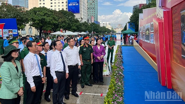 Các đại biểu tham quan triển lãm tại đường đi bộ Nguyễn Huệ, Thành phố Hồ Chí Minh. (Ảnh: Linh Bảo)
