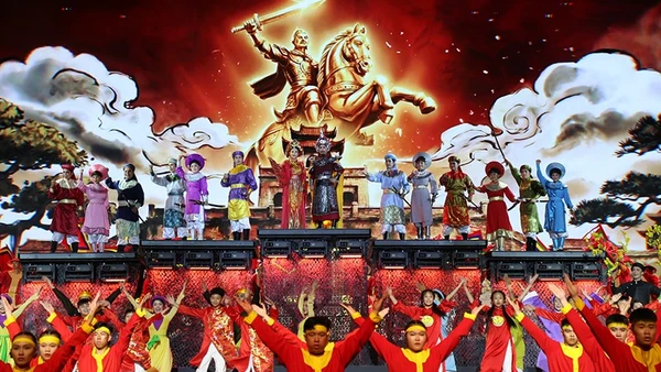 Các nghệ sĩ trong hồi 4 "Xuân đại thắng-Non nước hùng anh". (Ảnh: DŨNG PHƯƠNG)