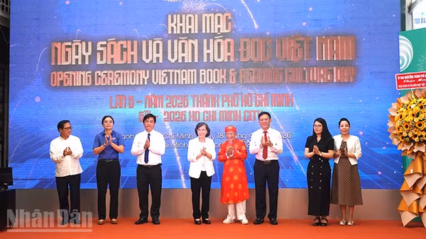Các đại biểu thực hiện nghi thức khai mạc Ngày Sách và Văn hóa đọc Việt Nam lần thứ 5 tại Thành phố Hồ Chí Minh. (Ảnh: Linh Bảo)