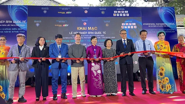 Các đại biểu thực hiện nghi thức cắt băng khai mạc lễ hội. (Ảnh: DƯƠNG ĐÔNG)