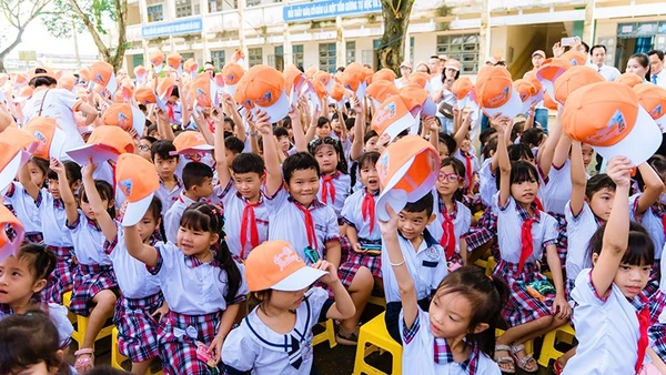 Các em học sinh Trường tiểu học Tân Lý Đông, xã Tân Hương, tỉnh Đồng Tháp vui mừng khi nhận được quà. (Ảnh: Ban tổ chức)