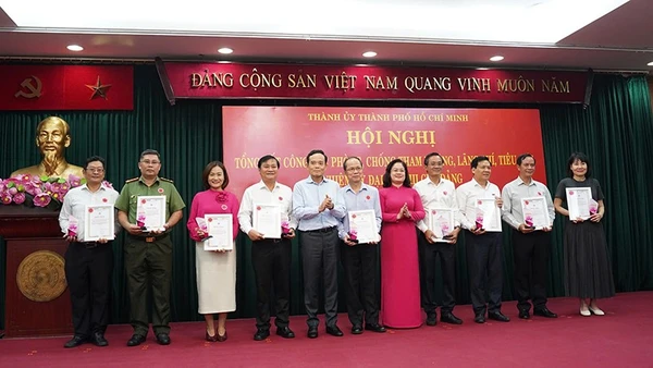 Các tập thể đoạt giải Báo chí về công tác phòng, chống tham nhũng, lãng phí, tiêu cực Thành phố Hồ Chí Minh năm 2024-2025. (Ảnh: TẤN ĐẠT)