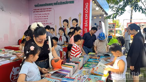 Các em thiếu nhi đọc sách tại khu vực đường sách Vũng Tàu. (Ảnh: LINH BẢO)