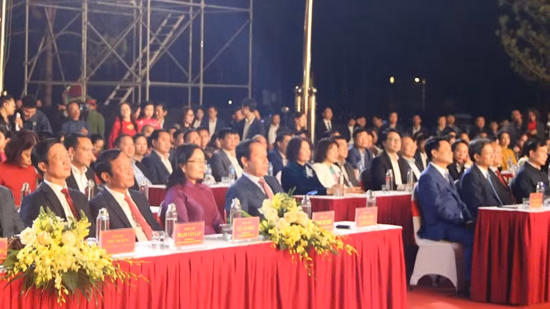 Các đại biểu và nhân dân dự Lễ khai hội mùa Xuân Côn Sơn-Kiếp Bạc.