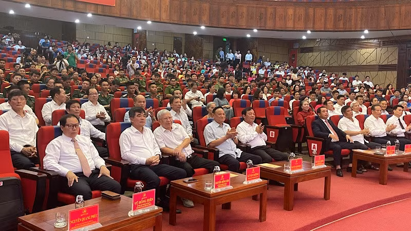 Các đại biểu dự Lễ kỷ niệm 85 năm Ngày thành lập Đảng bộ tỉnh Hải Dương.