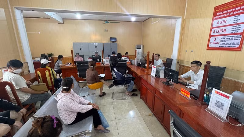 Người dân làm thủ tục hành chính tại Trung tâm phục vụ hành chính công xã Mao Điền sáng 16/6.