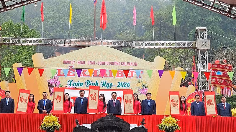 Lãnh đạo thành phố Hải Phòng khai bút đầu xuân tại đền thờ Chu Văn An.