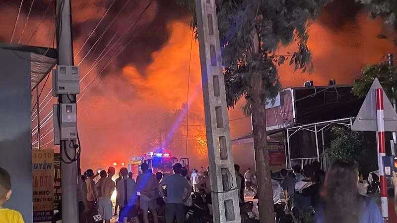 Vụ cháy xảy ra khoảng 23 giờ đêm 2/6 tại xã Hưng Đạo đã cháy lan sang 3 công ty khác.