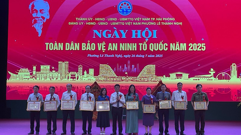 Chủ tịch Ủy ban nhân dân thành phố Hải Phòng Lê Ngọc Châu tặng Bằng khen các tập thể, cá nhân có thành tích tiêu biểu. img-4490.jpg