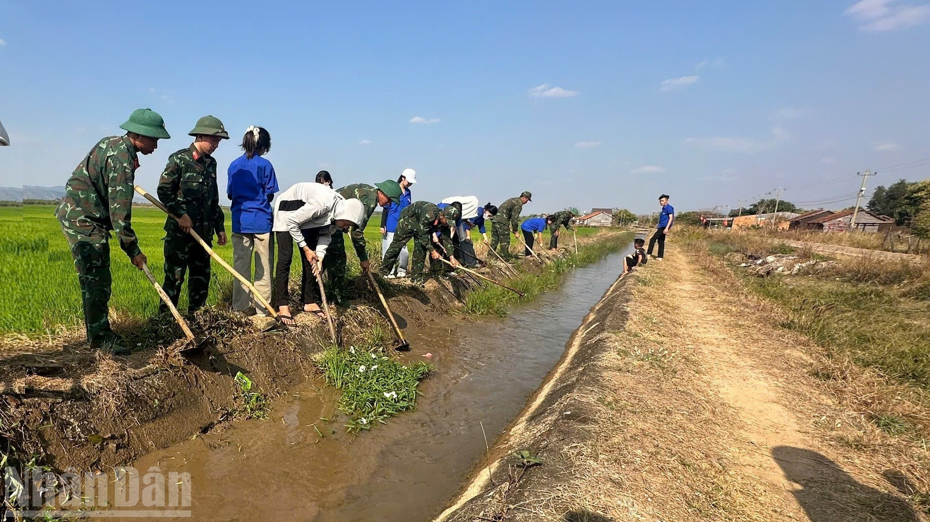 Cán bộ, chiến sĩ Ban Chỉ huy phòng thủ khu vực 3 - Ea Súp và đoàn viên, thanh niên xã Ea Rốk nạo vét kênh mương.