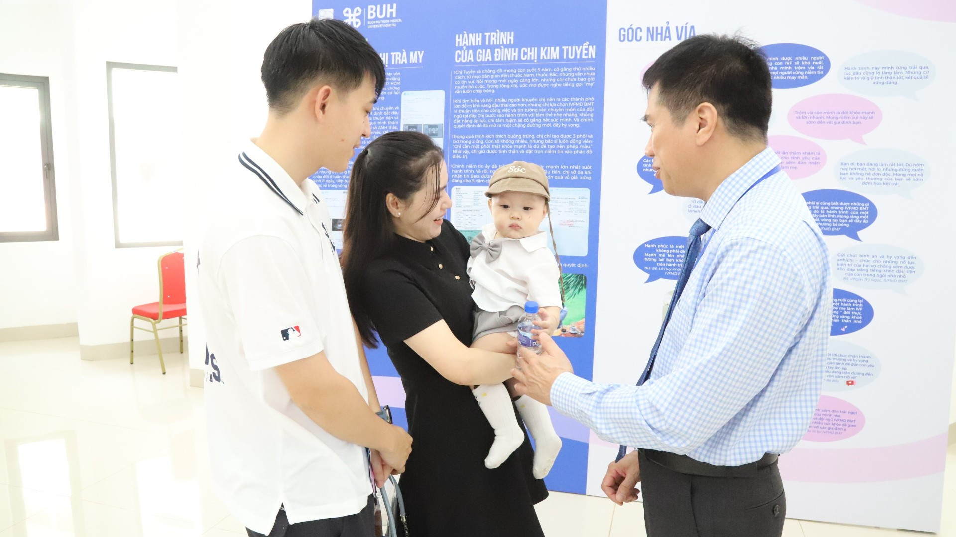 Bác sĩ chuyên khoa II Võ Minh Thành, Giám đốc Bệnh viện Đại học Y Dược Buôn Ma Thuột thăm hỏi, chúc mừng một cặp vợ chồng thực hiện thành công sinh con bằng thụ tinh trong ống nghiệm. img-2442-9101.jpg