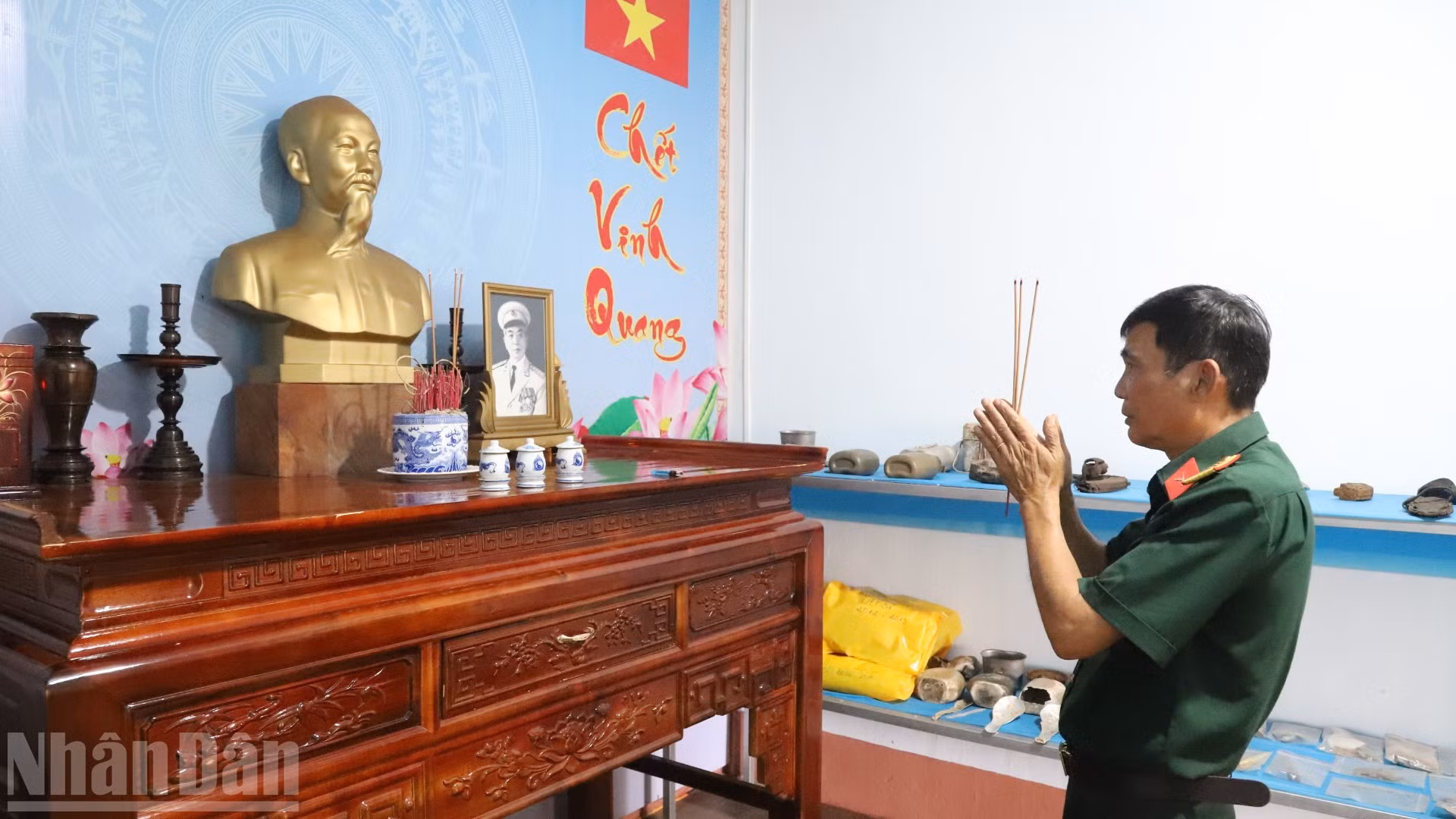Đại tá Đỗ Văn Thiệu, Chính trị viên Đội K51, Bộ Chỉ huy quân sự tỉnh Đắk Lắk dâng hương lên Anh linh Chủ tịch Hồ Chí Minh, Đại tướng Võ Nguyên Giáp và các Anh hùng liệt sĩ trong căn phòng cất giữ các di vật liệt sĩ trong doanh trại đơn vị.